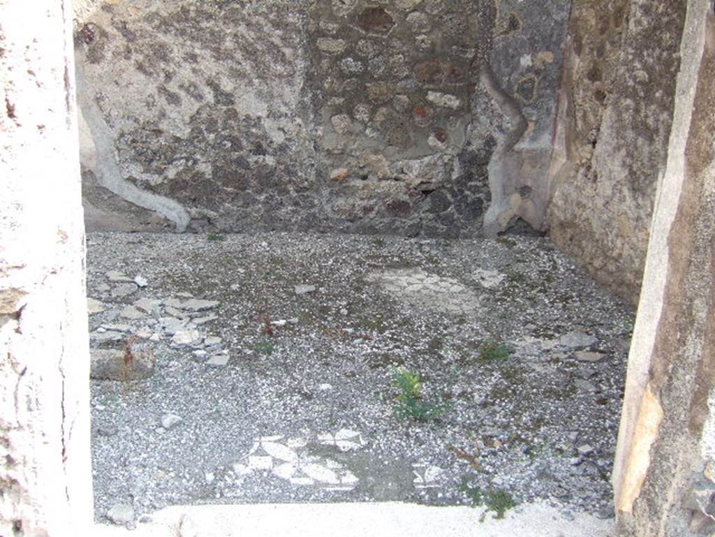 VII.15.2 Pompeii.  September 2005.  Cubiculum on north east side of Atrium.   Mosaic floor with a pattern of interlaced circles with inscribed squares.