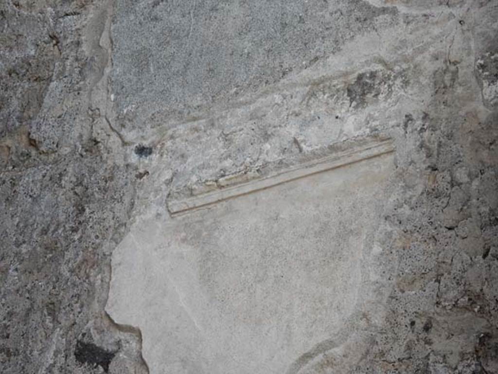 VII.15.2 Pompeii. May 2018. South wall of cubiculum, with trace of stucco cornice on the upper wall.
Photo courtesy of Buzz Ferebee.