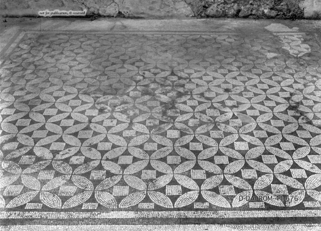 VII.15.2 Pompeii. c.1930. Mosaic flooring in cubiculum (g) on north-east corner of atrium.
DAIR 41.676. Photo © Deutsches Archäologisches Institut, Abteilung Rom, Arkiv.
See Pernice, E.  1938. Pavimente und Figürliche Mosaiken: Die Hellenistische Kunst in Pompeji, Band VI. Berlin: de Gruyter, tav. 27.5).