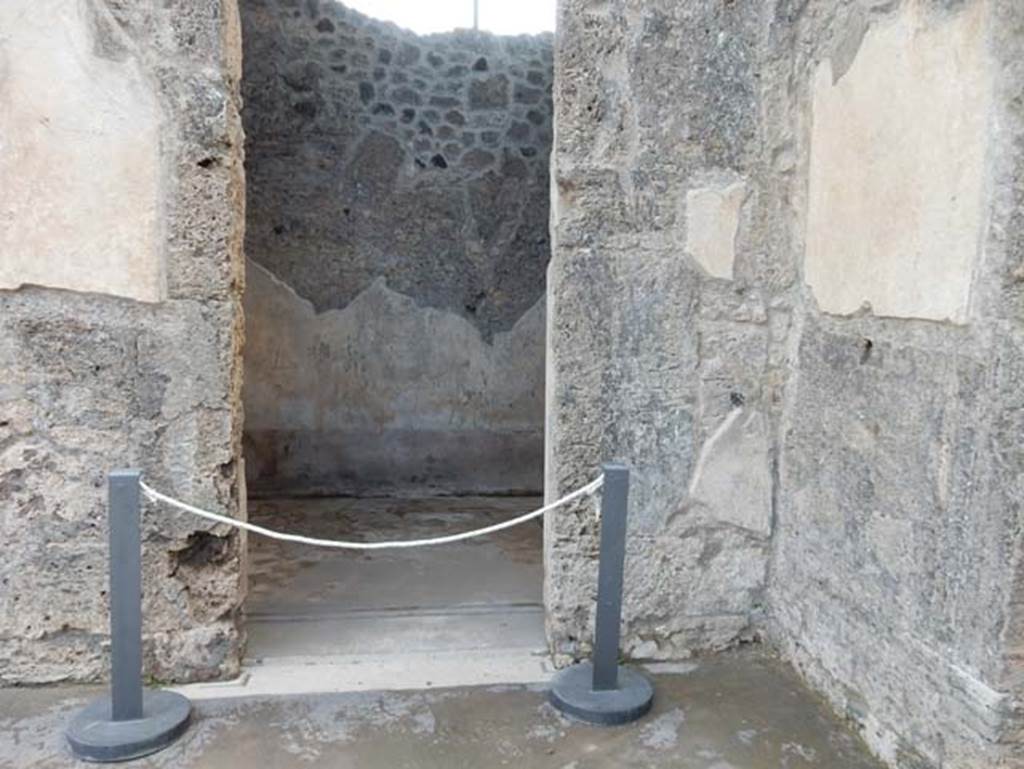 VII.15.2 Pompeii. May 2018. Doorway to cubiculum on east side of atrium in south-east corner.
Photo courtesy of Buzz Ferebee.