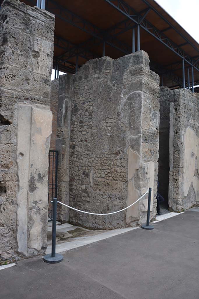 VII.15.2 Pompeii. November 2017. 
Looking south from atrium towards west wall of entrance corridor/fauces.
Foto Annette Haug, ERC Grant 681269 DÉCOR.