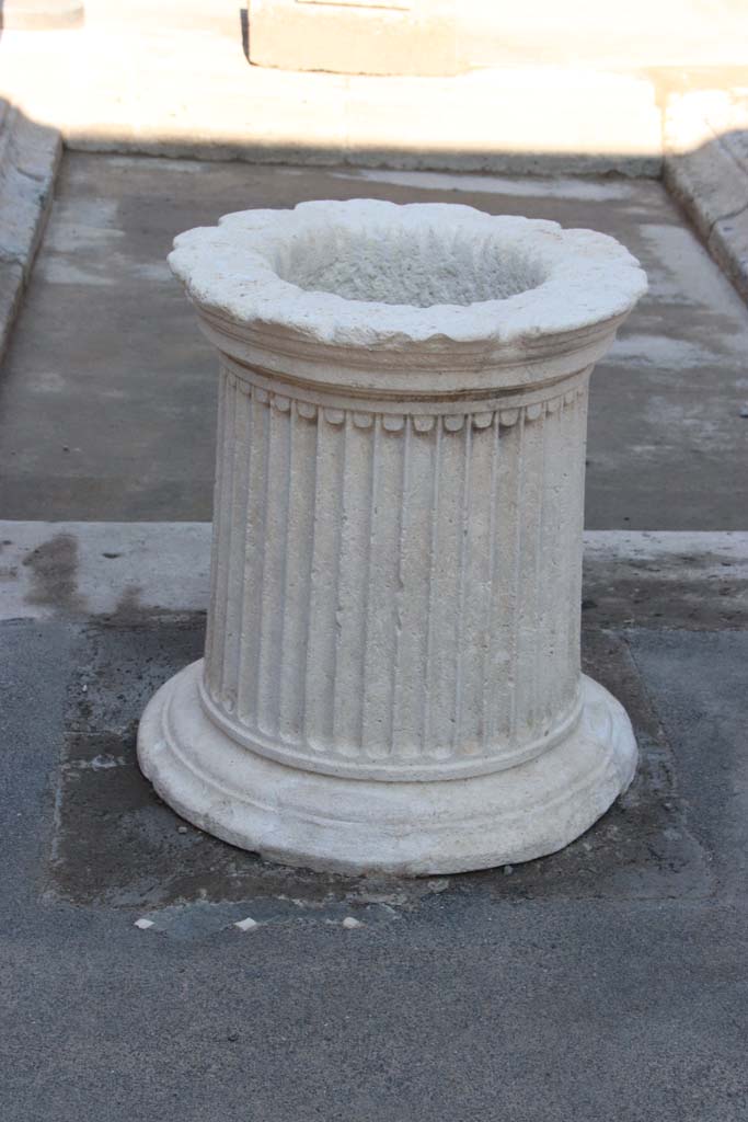 VII.15.2 Pompeii. September 2017. Puteal on side of impluvium in atrium. 
Photo courtesy of Klaus Heese.
