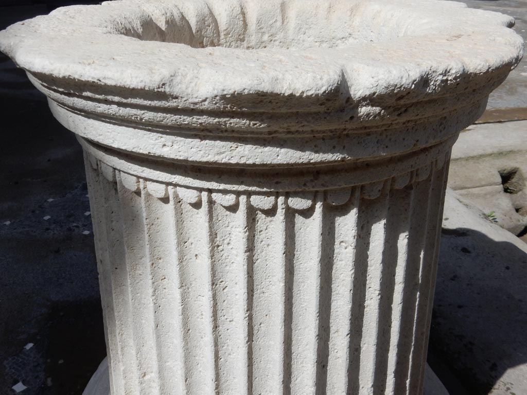 VII.15.2 Pompeii. May 2018. Detail of puteal/cistern head. Photo courtesy of Buzz Ferebee.