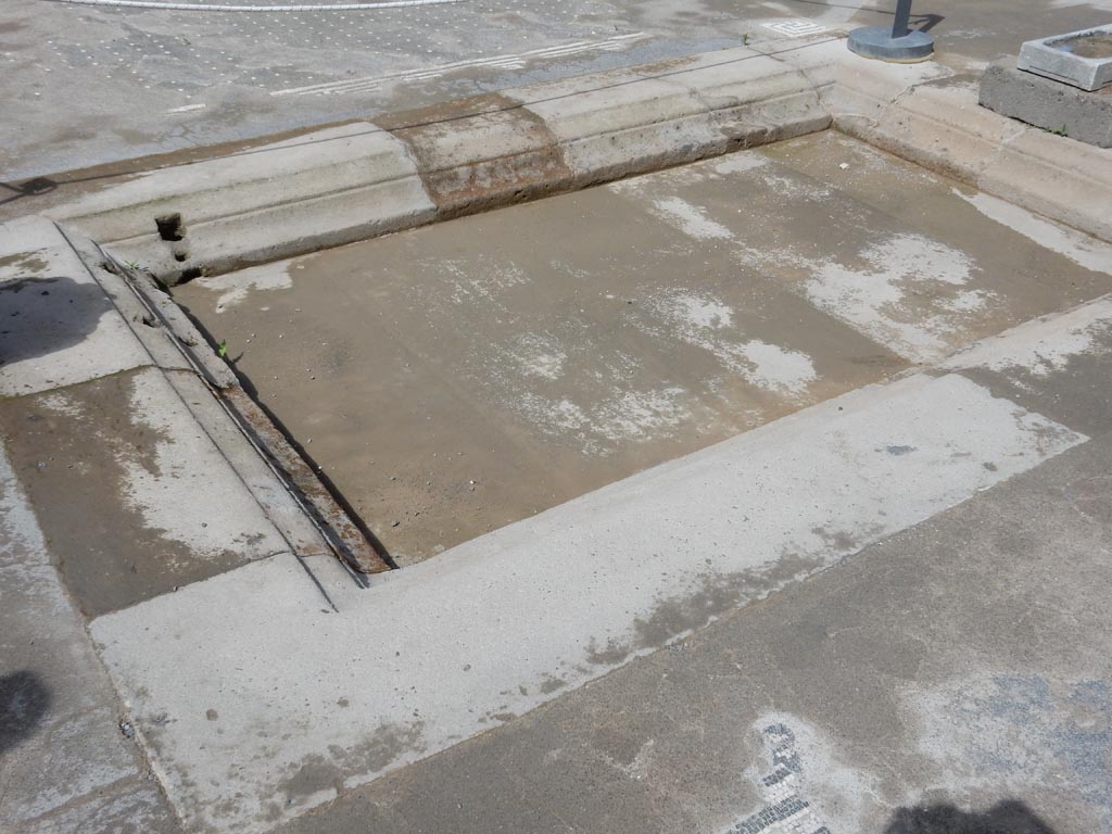 VII.15.2 Pompeii. May 2018. Looking north-west across impluvium in atrium. Photo courtesy of Buzz Ferebee.