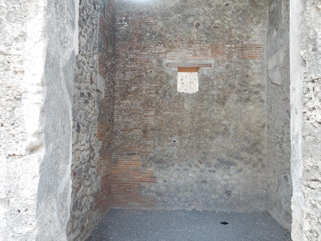 VII.15.2 Pompeii. May 2018. Looking south through doorway to cubiculum on west side of entrance doorway. Photo courtesy of Buzz Ferebee. 
According to Sogliano, paintings seen in this room (described as room to left of andron) were –
Large naked figure of a young man in quiet position with his head and arms lowered. (Nearly all vanished).
(Grande figura nuda di un giovane in tranquilla posizione con la testa e la braccia abbassate. (Quasi svanito). (Bull. Inst. 1872, p.168)).
See Sogliano, A., 1879. Le pitture murali campane scoverte negli anni 1867-79. Napoli: Giannini. (p.127, no.618)
And Pittrice? (Painter?)
Traces of a feminine figure, standing in front of a wooden frame leaning on the ground. (Destroyed).
(Tracce di una figura muliebre, la quale stave innanzi ad un quadro con cornice di legno appoggiato a terra. (Distrutto). (Bull. Inst. 1872, p.168)).
See Sogliano, A., 1879. Le pitture murali campane scoverte negli anni 1867-79. Napoli: Giannini. (p.132, no.643)