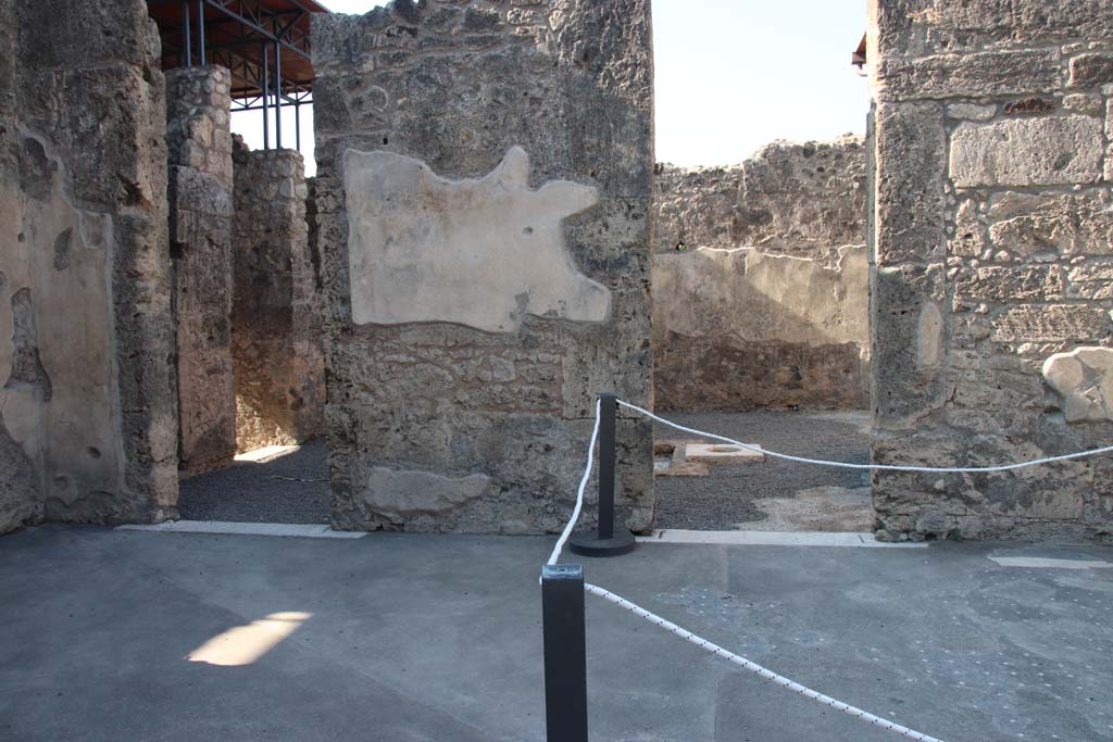 VII.15.2 Pompeii. September 2017. South-west corner of atrium, with doorway linking to atrium in VII.15.1, on the left.
Photo courtesy of Klaus Heese.