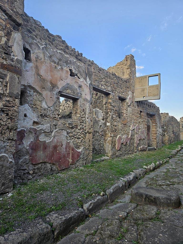 VII.15.4 Pompeii. November 2024. 
Entrance doorway, in centre, on north side of Vicolo del Gallo. Photo courtesy of Annette Haug.