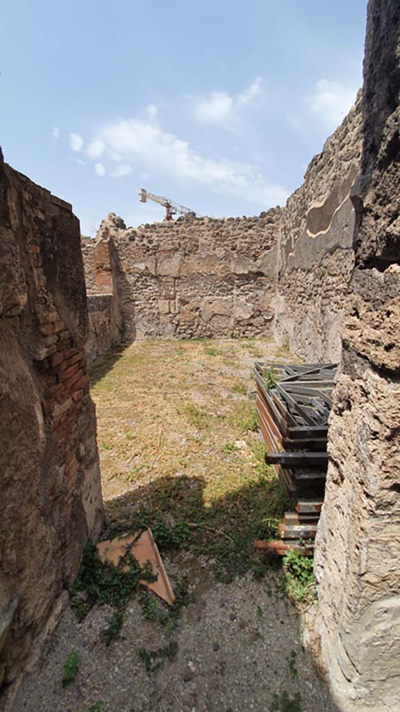 VII.15.4 Pompeii. August 2021. Looking north from entrance doorway.
Foto Annette Haug, ERC Grant 681269 DÉCOR.