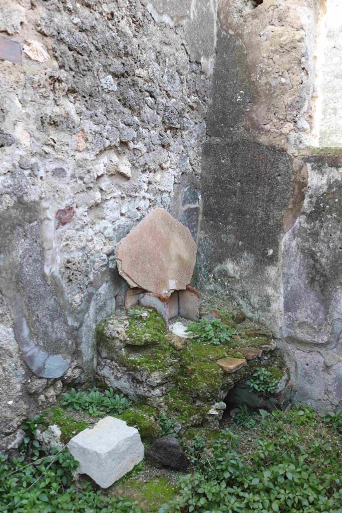 VII.15.4/5 Pompeii. December 2018. 
Kitchen, with bench in south-east corner, and window in south wall. Photo courtesy of Aude Durand.