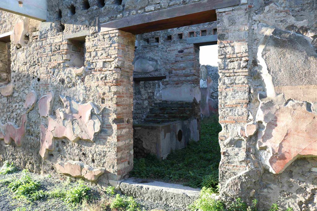 VII.15.5 Pompeii. December 2018. Looking towards entrance doorway on north side of Vicolo del Gallo. Photo courtesy of Aude Durand.