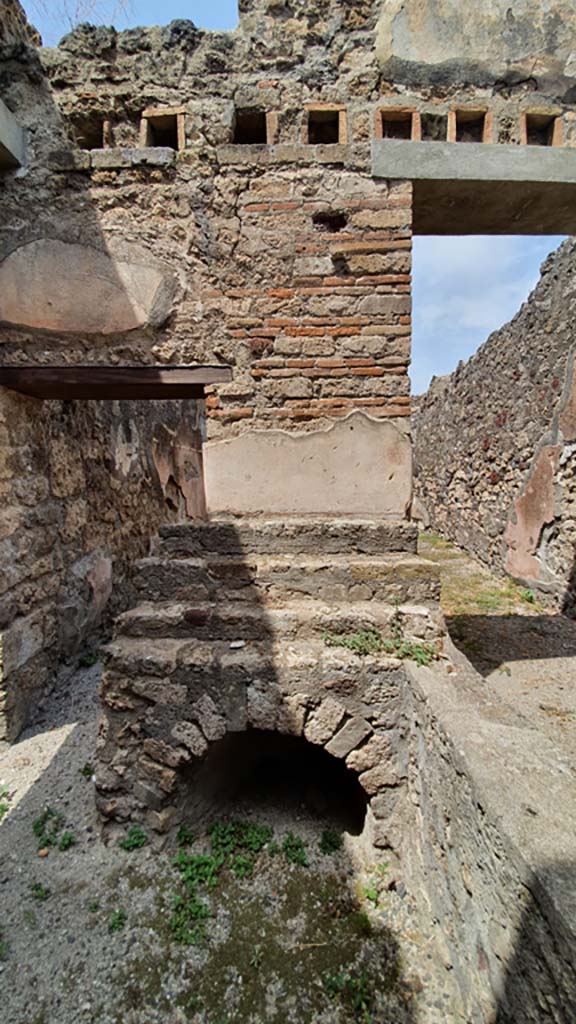 VII.15.5 Pompeii. August 2021. 
Looking north towards display shelving at end of counter, with recess below.
In the wall above are holes for support beams for an upper floor.
Foto Annette Haug, ERC Grant 681269 DÉCOR.