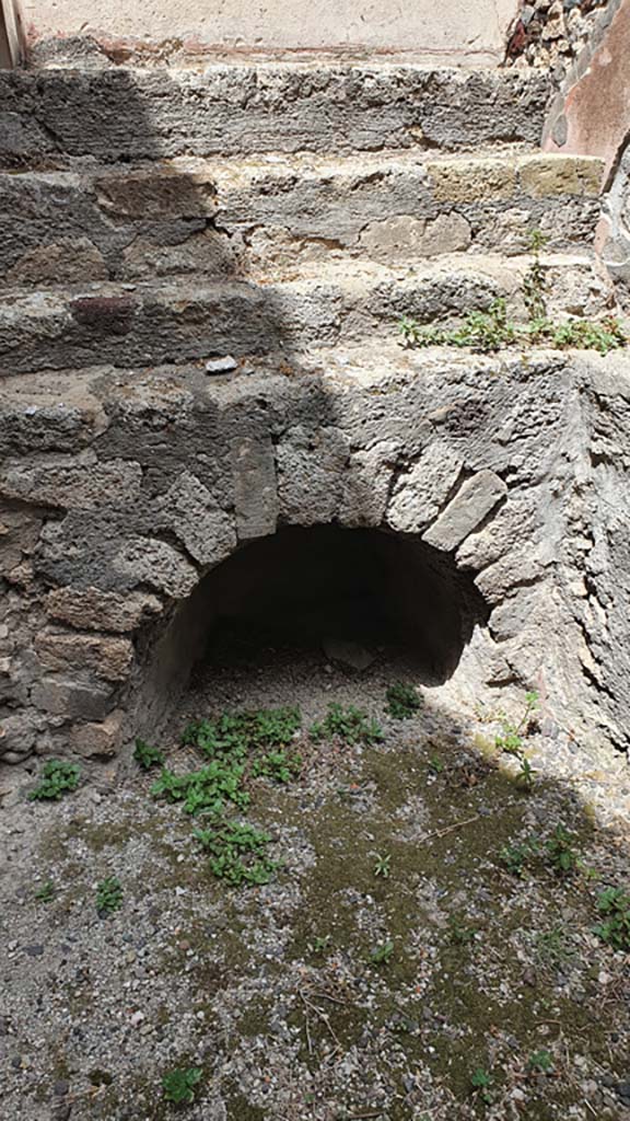 VII.15.5 Pompeii. August 2021. Detail of shelving and recess below.
Foto Annette Haug, ERC Grant 681269 DÉCOR.