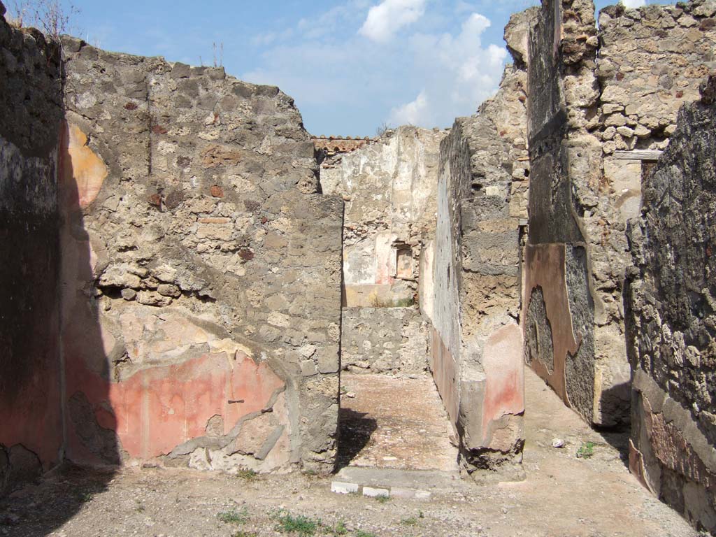 VII.15.5 Pompeii. September 2005. Looking north to doorway to triclinium with large window overlooking garden, on left.
On the right is the corridor leading to the garden area.