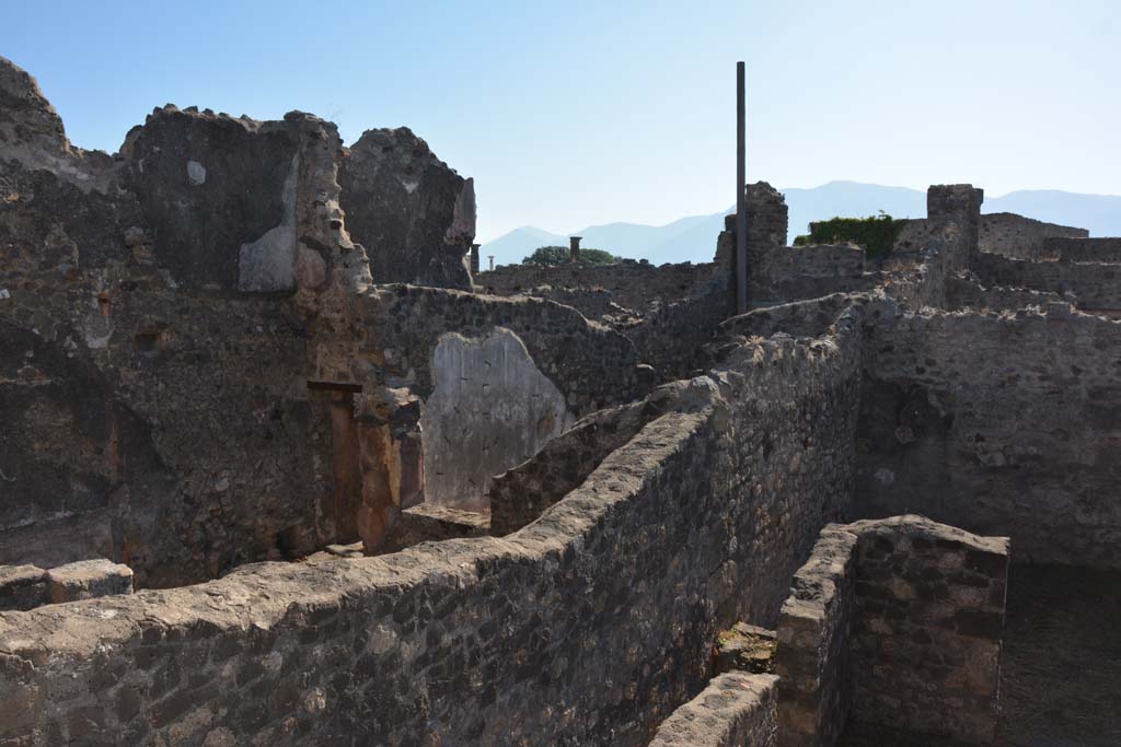 VII.15.5/4 Pompeii. October 2019. Looking south from above rear, with VII.15.4 on right.
On the left is the garden area, with doorway and window into the triclinium with the remaining stucco east wall.
Taken from small courtyard area at top of corridor behind kitchen in VII.15.2.
Foto Annette Haug, ERC Grant 681269 DÉCOR.