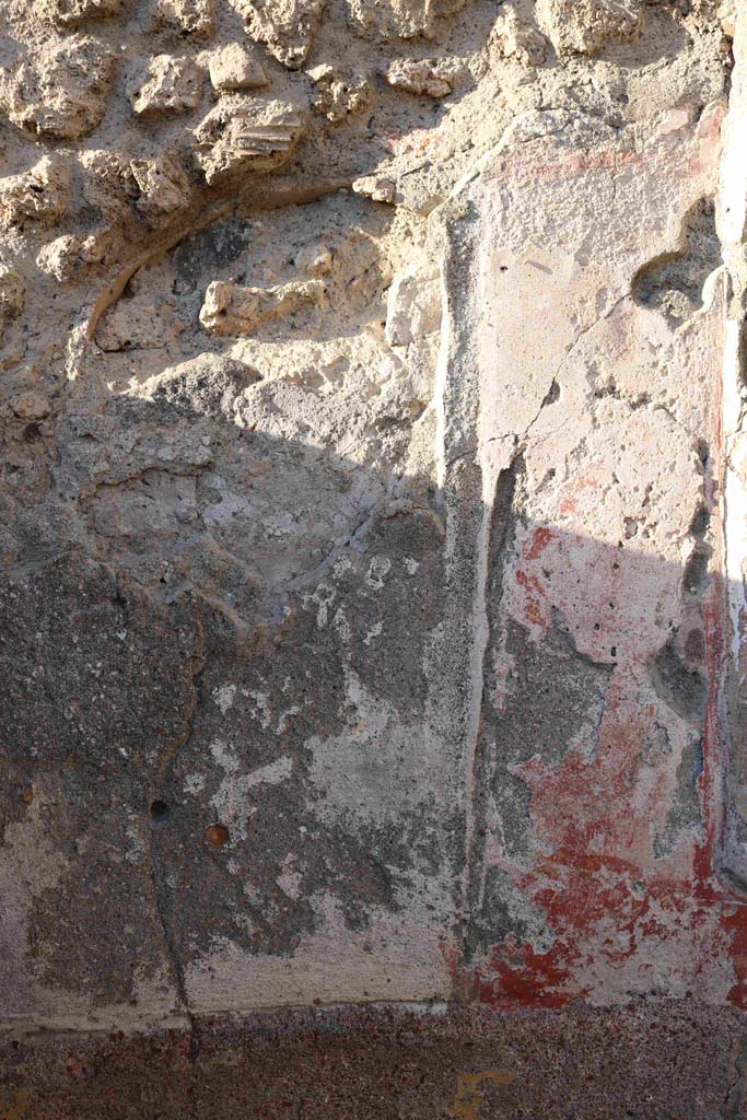 VII.15.5 Pompeii. December 2018. 
Red panel from west side of niche. Photo courtesy of Aude Durand.