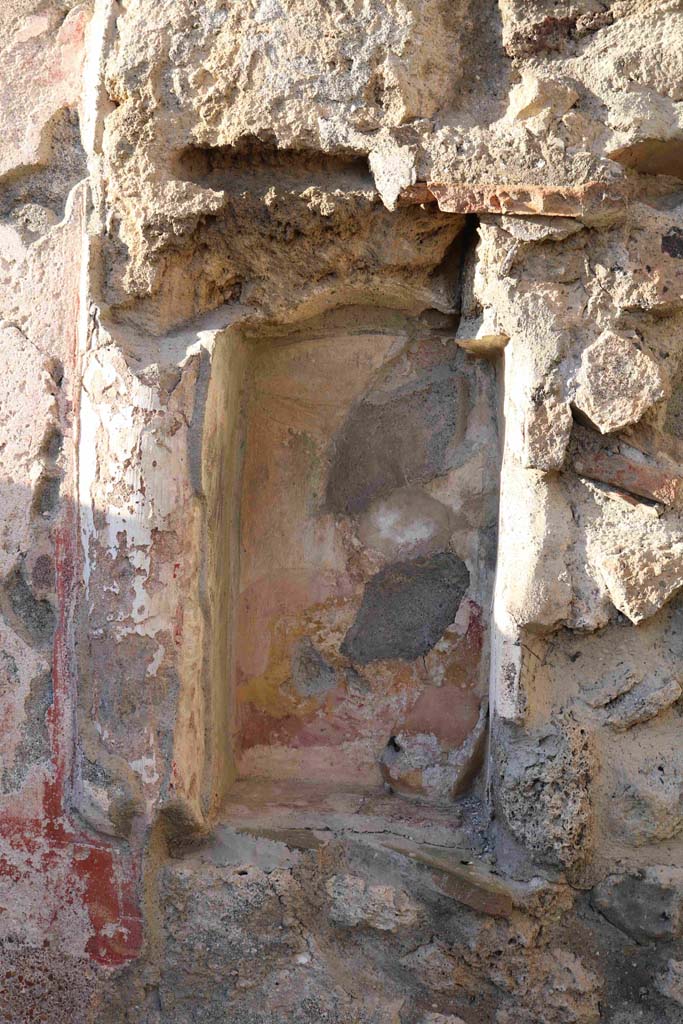 VII.15.5 Pompeii. December 2018. Detail of rectangular niche. Photo courtesy of Aude Durand.