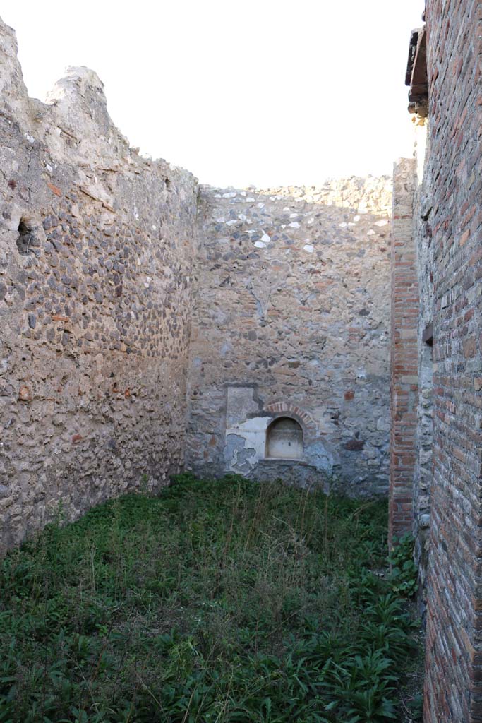 VII.15.8 Pompeii. December 2018. 
Looking towards niche in north wall of garden area. Photo courtesy of Aude Durand.