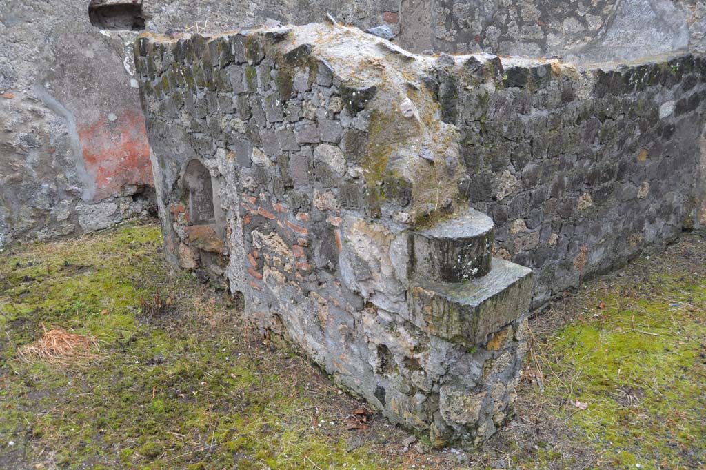 VII.15.12 Pompeii. March 2018. Looking south-west towards wall with niche in west wall of garden area.
Foto Taylor Lauritsen, ERC Grant 681269 DÉCOR.