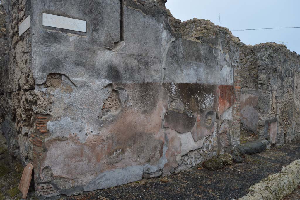 VII.15.12 Pompeii. March 2018. Detail of painted stucco on east side of entrance doorway at junction with Vicolo del Gallo, on left.
Foto Taylor Lauritsen, ERC Grant 681269 DÉCOR.
