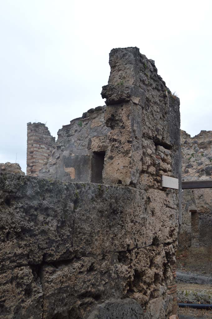 VII.15.12 Pompeii. March 2018. Looking north-west towards window in Vicolo del Gallo.
Foto Taylor Lauritsen, ERC Grant 681269 DÉCOR.