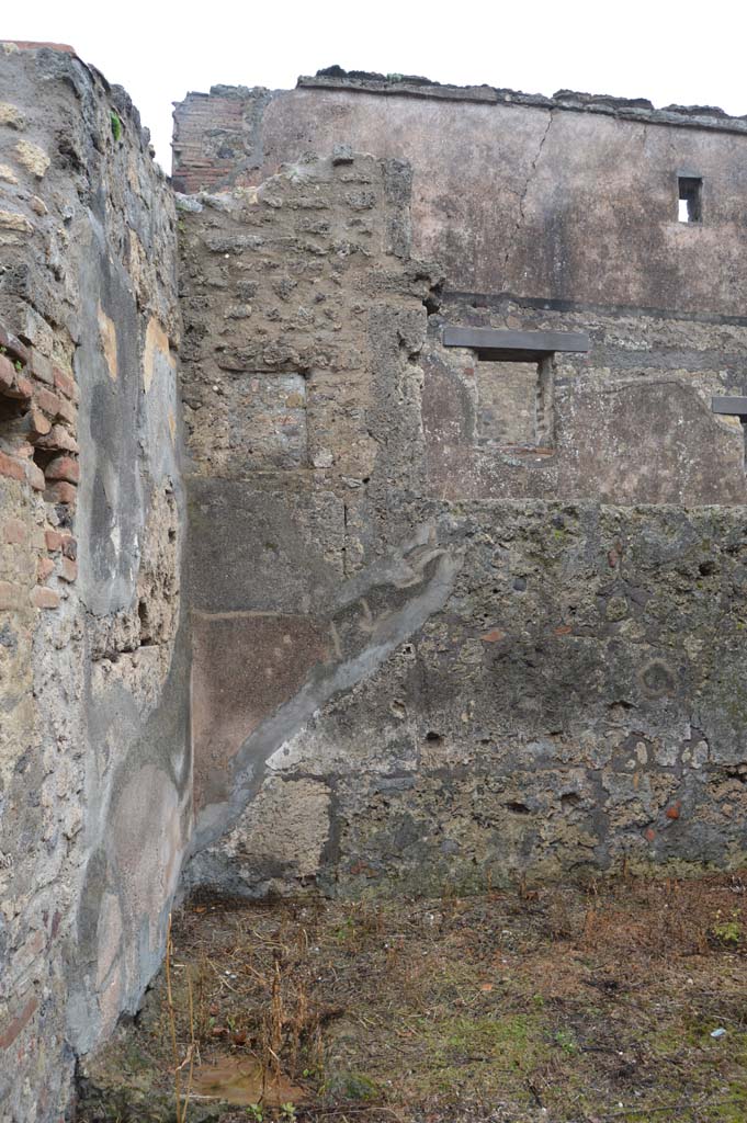 VII.15.12 Pompeii. March 2018. East wall in north-east corner.
(The windows in the upper wall belong to the side wall of VII.7.18 in Vicolo del Gallo, see photo below).
Foto Taylor Lauritsen, ERC Grant 681269 DÉCOR.
