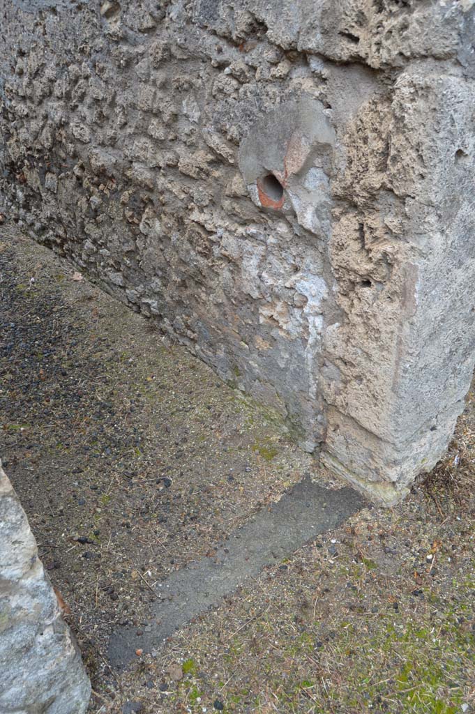 VII.15.12 Pompeii. March 2018. Detail of west wall of corridor, at north end near vestibule.
Foto Taylor Lauritsen, ERC Grant 681269 DÉCOR.