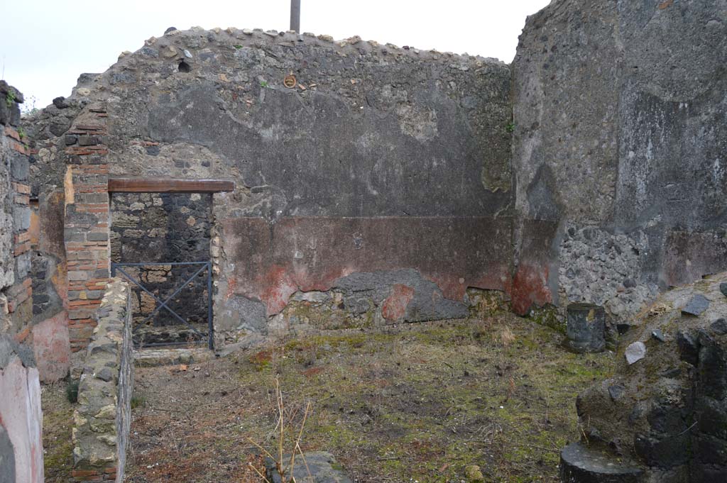 VII.15.12/11 Pompeii. March 2018. Looking east to wall in garden area with doorway at VII.15.11, onto Vicolo del Gallo.
Foto Taylor Lauritsen, ERC Grant 681269 DÉCOR.