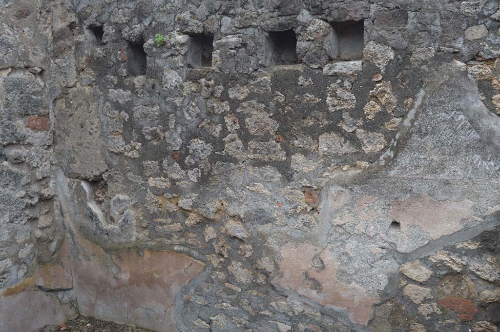VII.15.12 Pompeii. March 2018. Detail of west wall with holes for upper floor support beams, in room on west side of garden area.
Foto Taylor Lauritsen, ERC Grant 681269 DÉCOR.