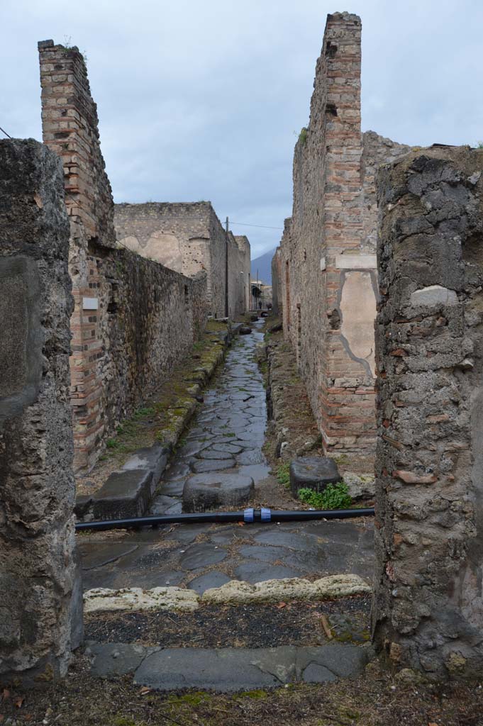 VII.15.12 Pompeii. March 2018. 
Looking north from entrance doorway to Vicolo dei Soprastanti, and across to Vicolo dei Farmacista.
Foto Taylor Lauritsen, ERC Grant 681269 DÉCOR.