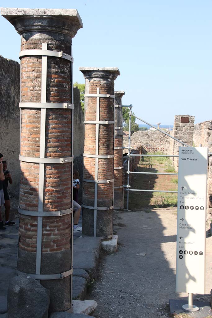 VII.16.1 Pompeii. September 2021. 
Looking west along the remains of the large portico. Photo courtesy of Klaus Heese.