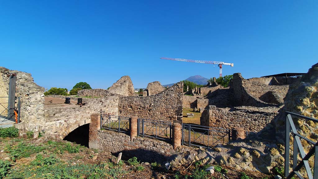 VII.16.1 Pompeii. July 2021. Looking north-west from Temple of Venus towards entrance doorway, in centre.
Foto Annette Haug, ERC Grant 681269 DÉCOR.