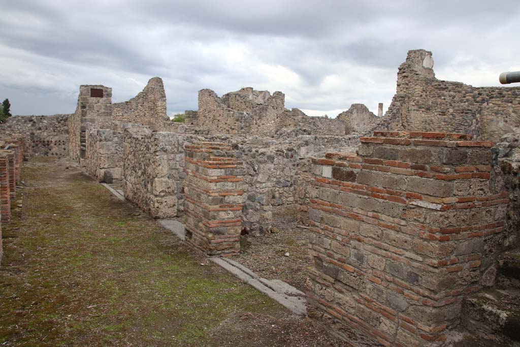 VII.16.1-5 Pompeii. October 2020. Looking west along portico with entrance doorway VII.16.1,on left, and VII.16.5, on right.
Photo courtesy of Klaus Heese.