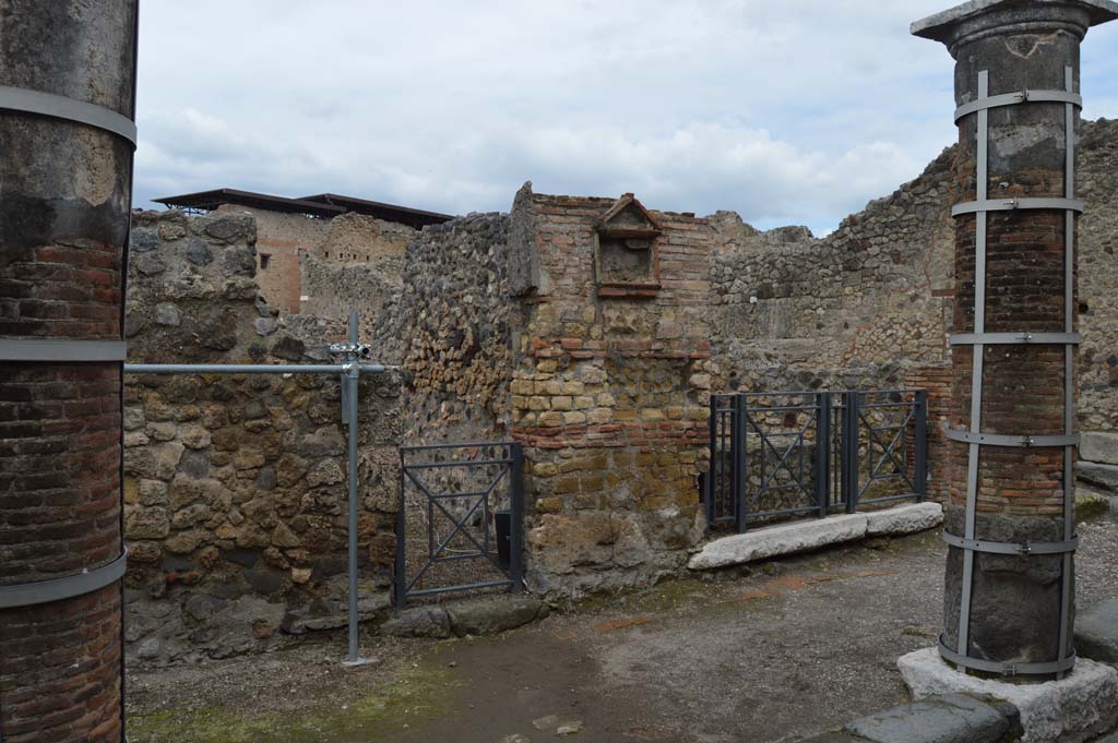VII.16.6 Pompeii. March 2018. Looking north to narrow entrance and wider entrance at VII.16.7, with pilaster between.
Foto Taylor Lauritsen, ERC Grant 681269 DÉCOR.