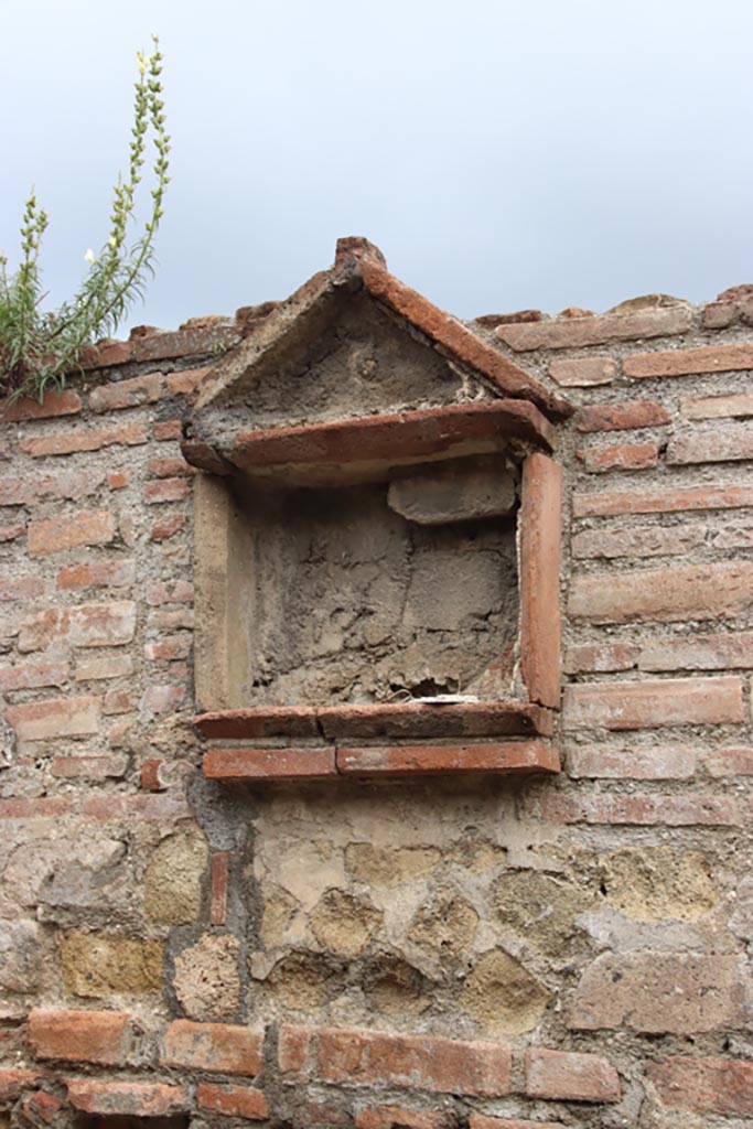 VII.16.6 Pompeii. May 2024.  
Niche on exterior wall between both entrances, VII.16.6 and 7. Photo courtesy of Klaus Heese.