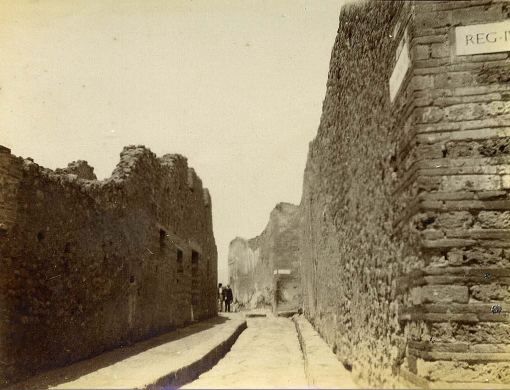 Vicolo del Gigante between VII.16 and VII.7. 1905. Looking north from Via Marina. Photo courtesy of Rick Bauer.
A very interesting photo showing on the left, what appears to be the front façade and doorways of VII.16.8 and 9.
On the right is the west wall of VII.7.10, before its destruction in the 1943 bombing.