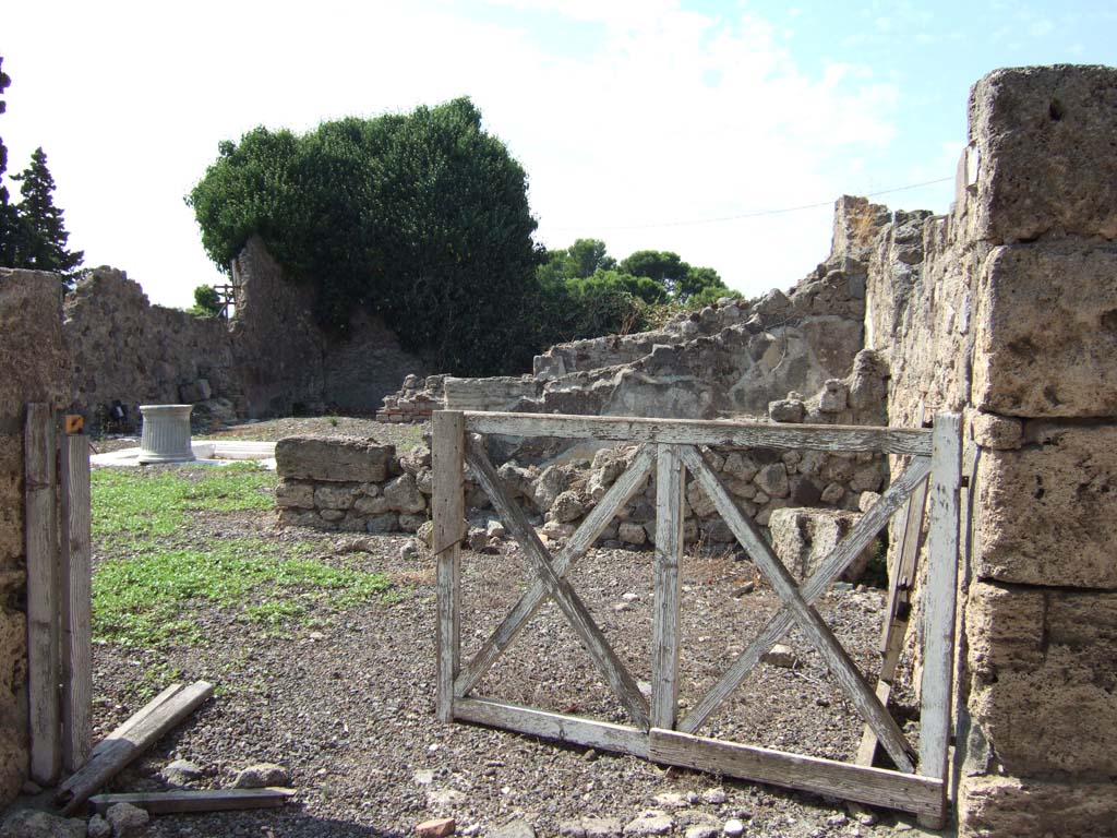 VII.16.11 Pompeii. September 2005. Looking west from shop entrance doorway.
According to Fiorelli, this may have originally been the triclinium of VII.16.10.
See Pappalardo, U., 2001. La Descrizione di Pompei per Giuseppe Fiorelli (1875). Napoli: Massa Editore. (p.161)