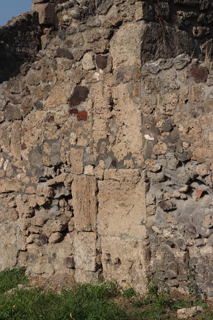 VII.16.12 Pompeii. October 2023. 
Room 24, detail of walling from west end of north wall. Photo courtesy of Klaus Heese.