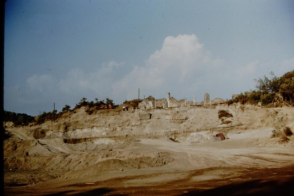 South-western edge of Pompeii, being excavated in 1959. The rear of VII.16.13 can be seen at the top of the slope. Photo by Stanley A. Jashemski.
Source: The Wilhelmina and Stanley A. Jashemski archive in the University of Maryland Library, Special Collections (See collection page) and made available under the Creative Commons Attribution-Non Commercial License v.4. See Licence and use details.
J59f0118