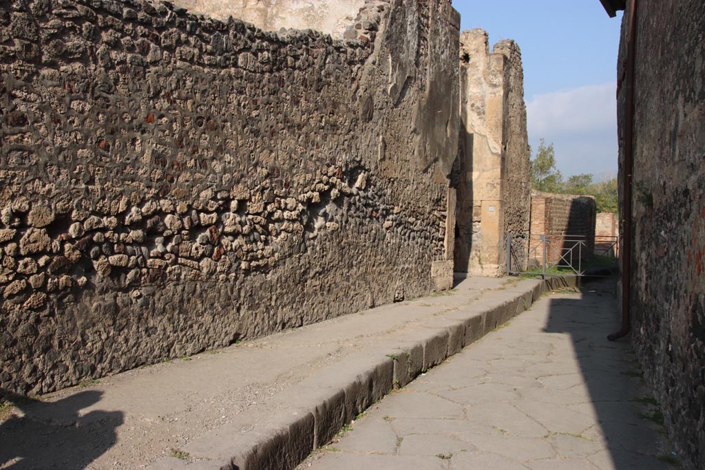 VII.16.13 Pompeii. October 2023. 
Looking north towards entrance doorway on west side of Vicolo del Gigante. Photo courtesy of Klaus Heese.