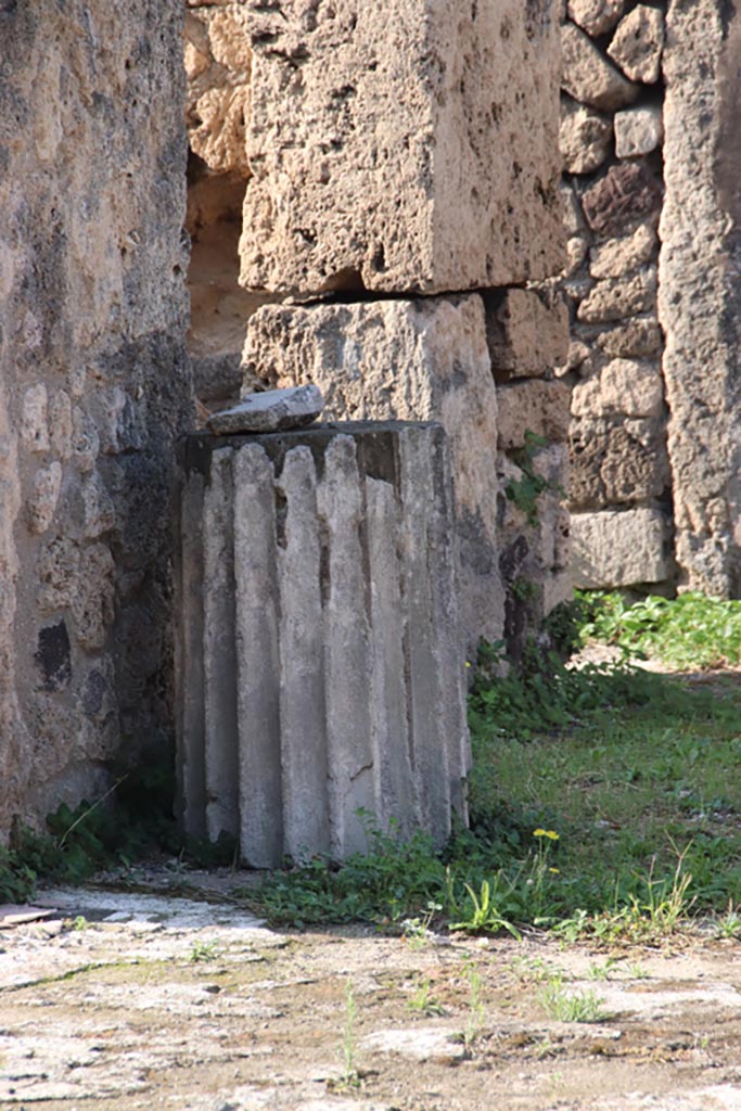 VII.16.13 Pompeii. October 2023. 
Detail of part of column near south wall of atrium. Photo courtesy of Klaus Heese.