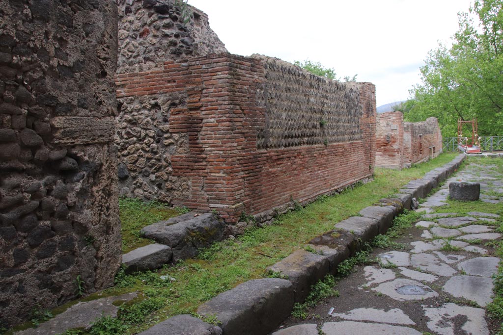 VII.16.14, Pompeii, on left. May 2024. 
Looking north in Vicolo del Gigante towards junction with Vicolo dei Soprastanti. Photo courtesy of Klaus Heese.
