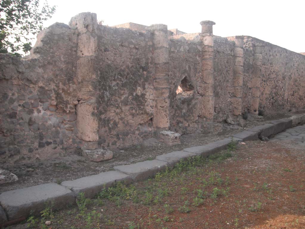 VI.16.17 Pompeii. May 2011. 
South perimeter wall on north side of Vicolo dei Soprastanti, looking east.
Photo courtesy of Ivo van der Graaff.
