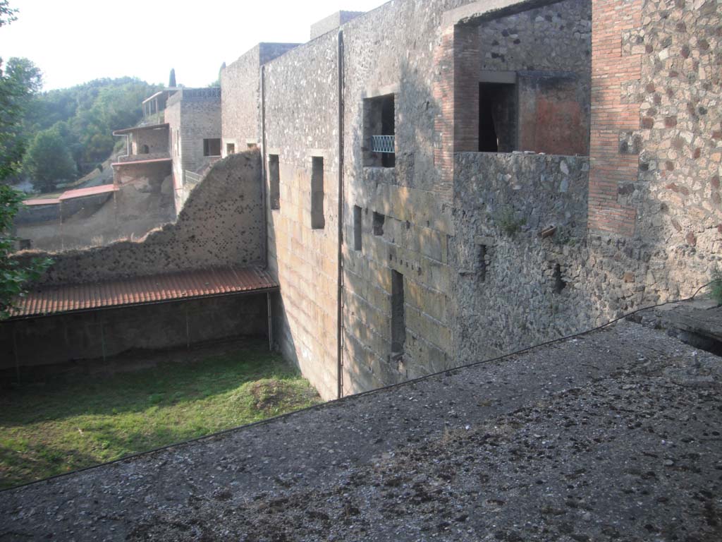 VII.16.17 Pompeii. May 2011. 
Looking north through “hole in wall” towards rear of house of M. Fabius Rufus. Photo courtesy of Ivo van der Graaff.