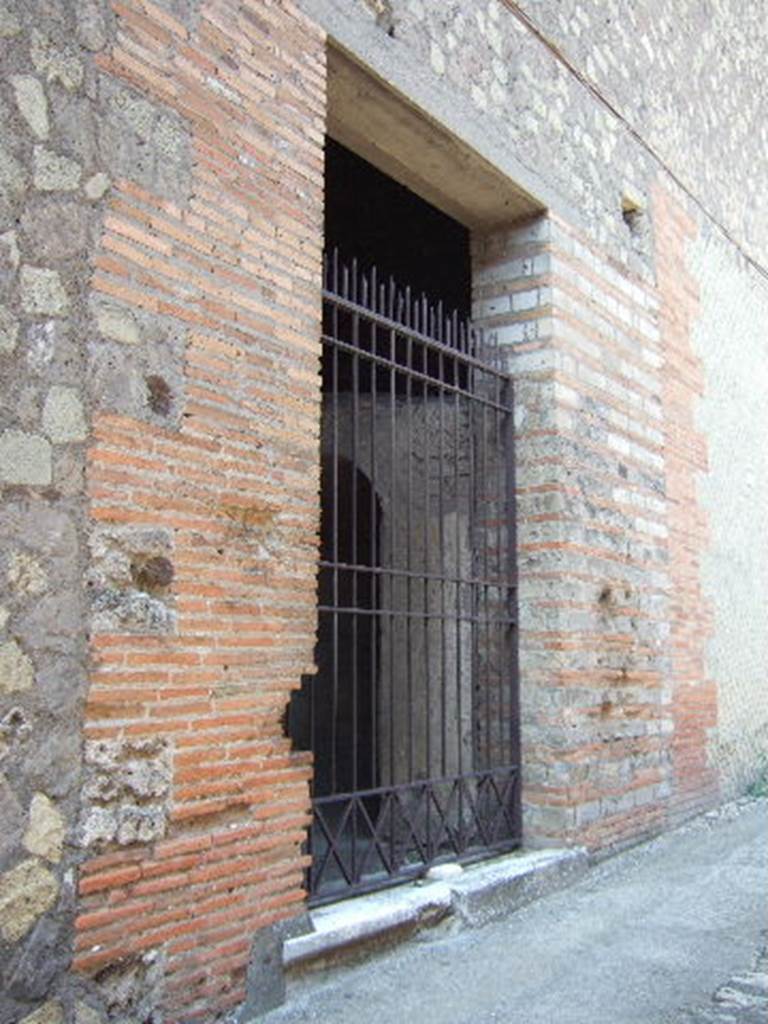 VII.16.21 Pompeii. September 2005.  Entrance.