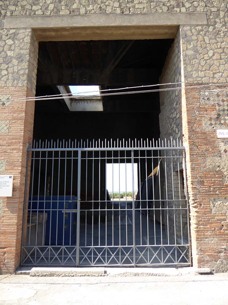 VII.16.22 Pompeii. September 2017. Looking west towards entrance doorway.
Foto Annette Haug, ERC Grant 681269 DÉCOR.

