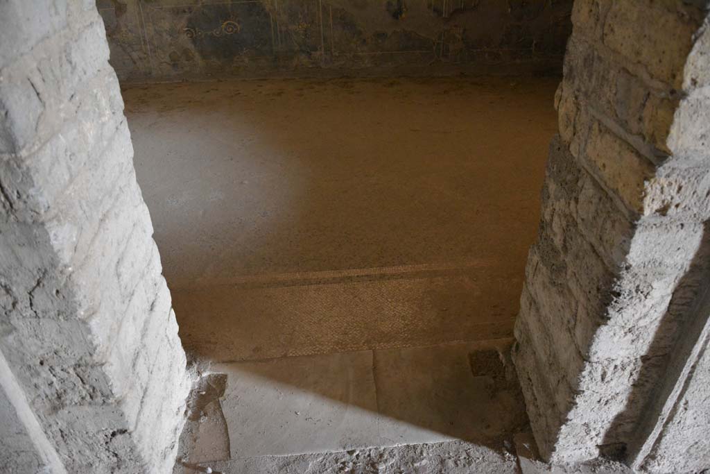 VII.16.22 Pompeii. October 2018. Cubiculum 49, looking south towards doorway threshold.
Foto Annette Haug, ERC Grant 681269 DÉCOR.