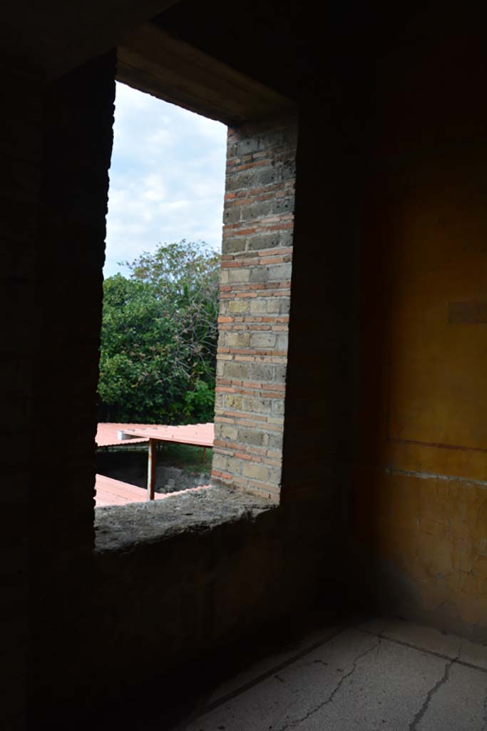 VII.16.22 Pompeii. October 2018. Room 47, west wall with window and north-west corner.
Foto Annette Haug, ERC Grant 681269 DÉCOR.