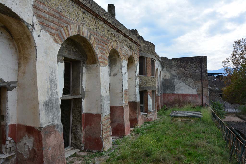 VII.16.22 Pompeii. October 2018. Oecus 48, looking south through window across hanging garden area, with small marble pool.
Foto Annette Haug, ERC Grant 681269 DÉCOR.
