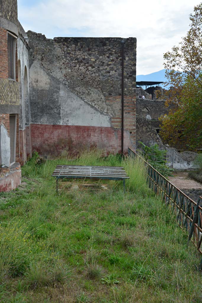 VII.16.22 Pompeii. October 2018. 
Oecus 48, looking south through window towards small marble pool.
Foto Annette Haug, ERC Grant 681269 DÉCOR.