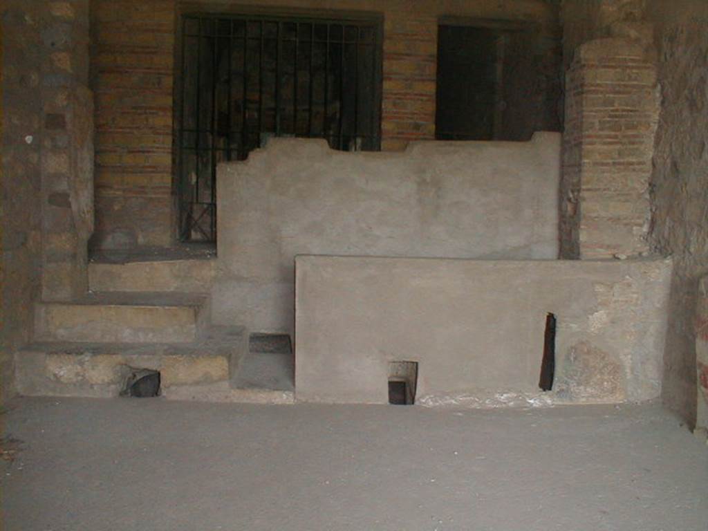 VII.16.17-22 Pompeii. December 2007. 
Looking east towards steps and walls (area 73, steps leading to floor below).
This is shown in front of anteroom 72 and to doorway to cubiculum 71, on left, and corridor 76 with steps, on right.